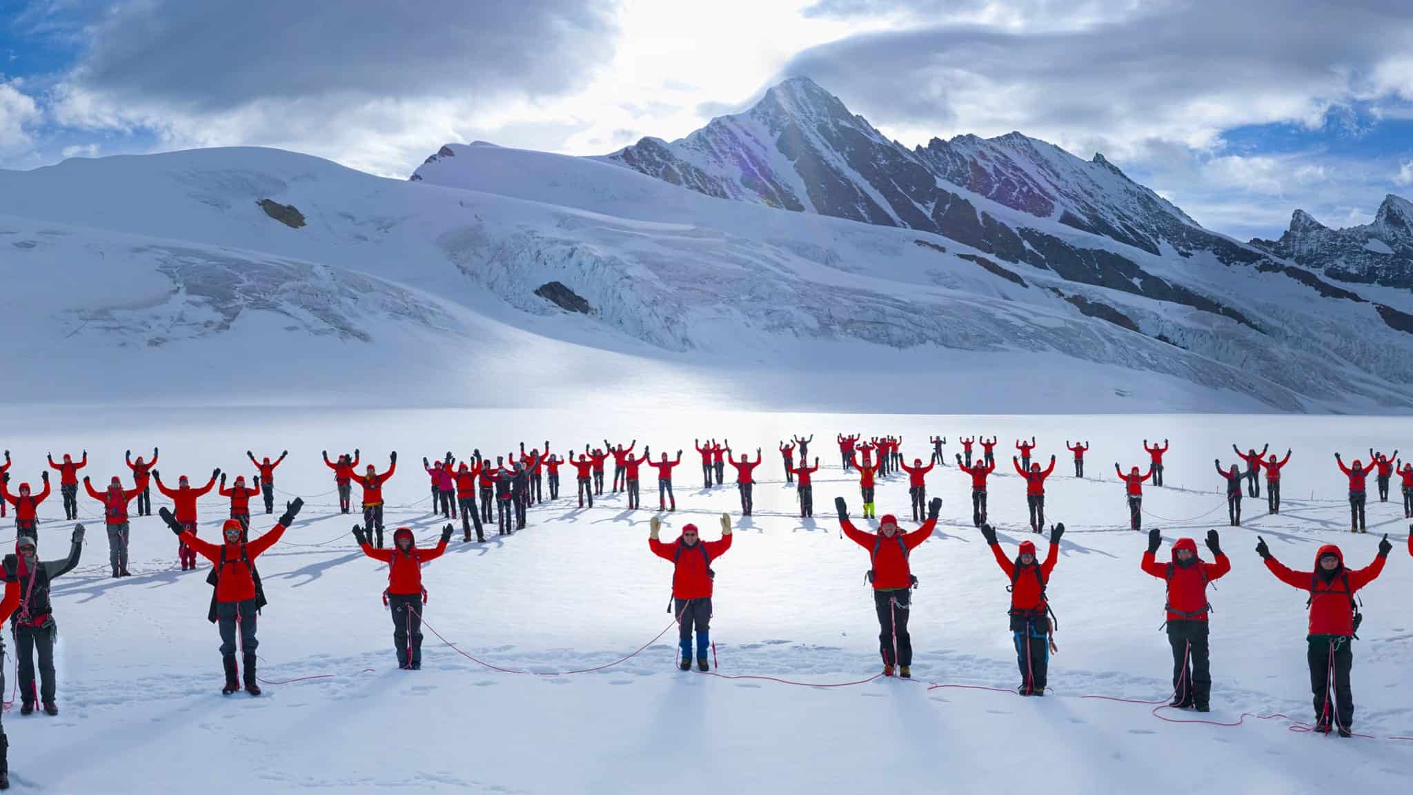 Équipe corporate Mammut sur un glacier en hiver