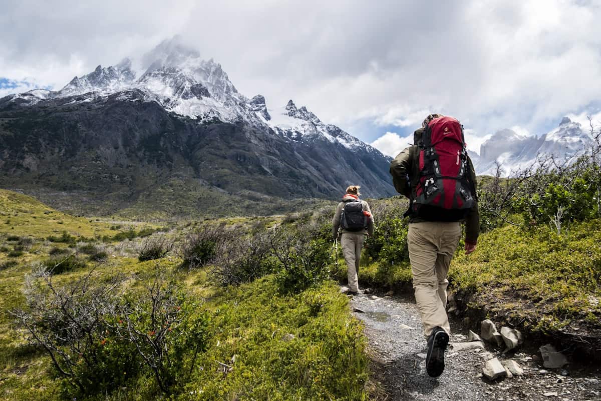 Randonneurs avec sacs à dos en montagne enneigée